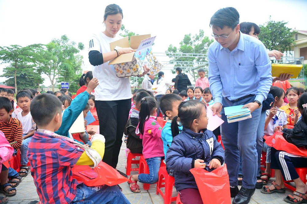 Những món quà đặc biệt đã đến tay các em nhỏ vùng lũ.